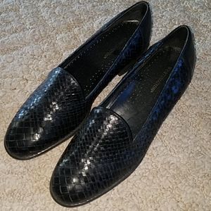 Worthington black leather mule shoes